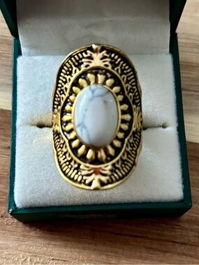 Vintage Gold Tone Statement Ring White Stone Western Oversized Ring Size 8.5